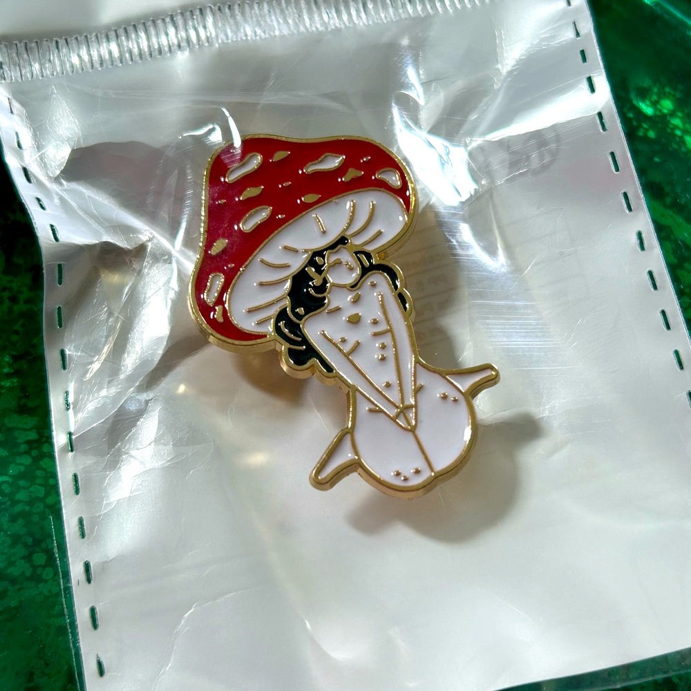 Mushroom lady pin🍄
